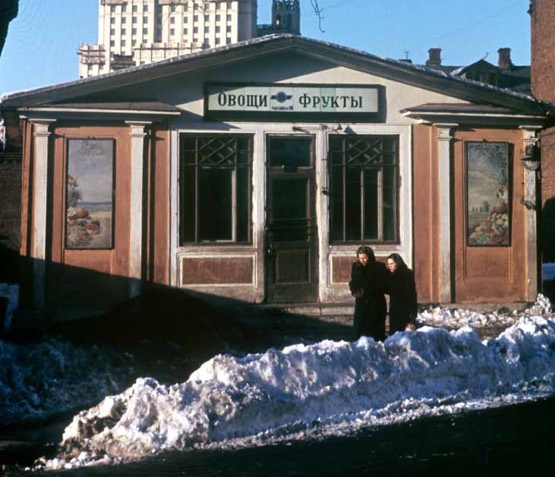 Остання за датою побудови сталінська висотка на Кудрінській площі у Москві. Знята біля будівлі нового американського посольства