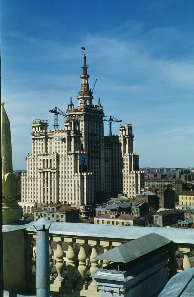Завершення будівництва сталінської висотки на площі Повстання (зараз – Кудрінська). Знято з даху нового посольства США