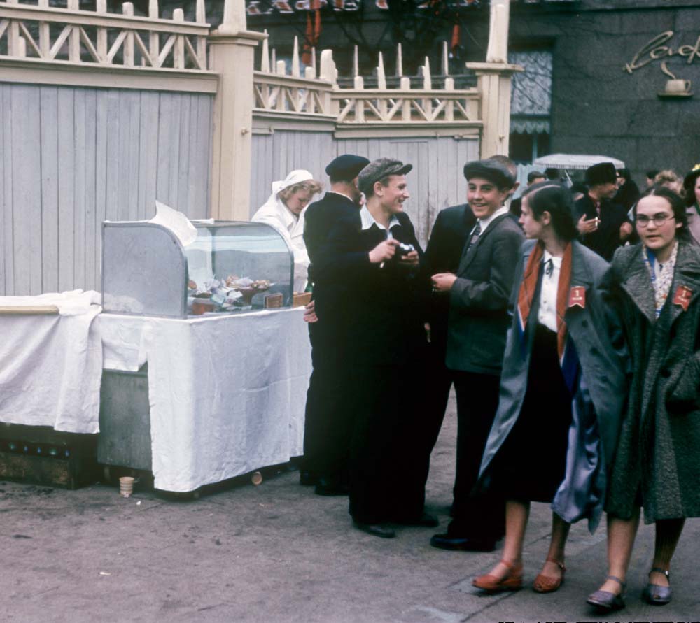 Продаж випічки на Перше травня, Радянська (нині Тверська) площа, Москва