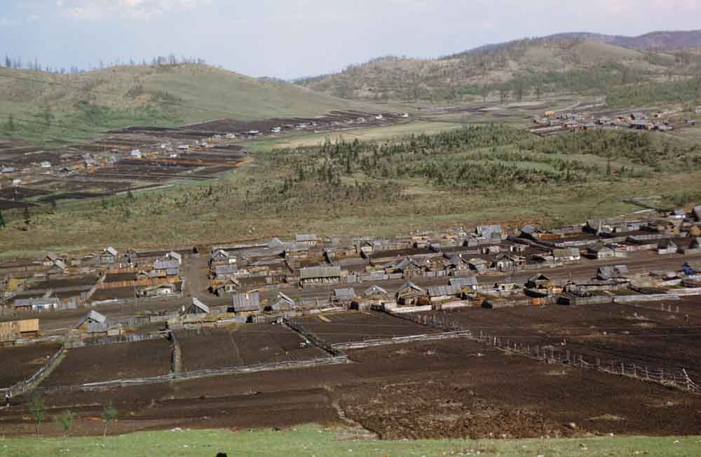 Зорані поля в невідомому селі