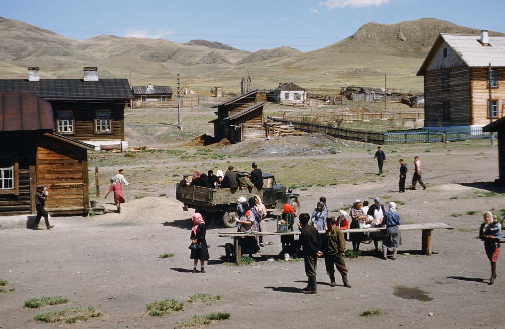 Жінки біля столу